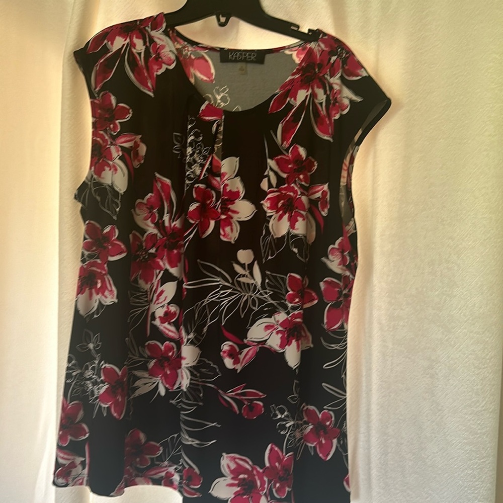 Kasper Ladies XL blouse with slightly capped sleeve. In brand new condition